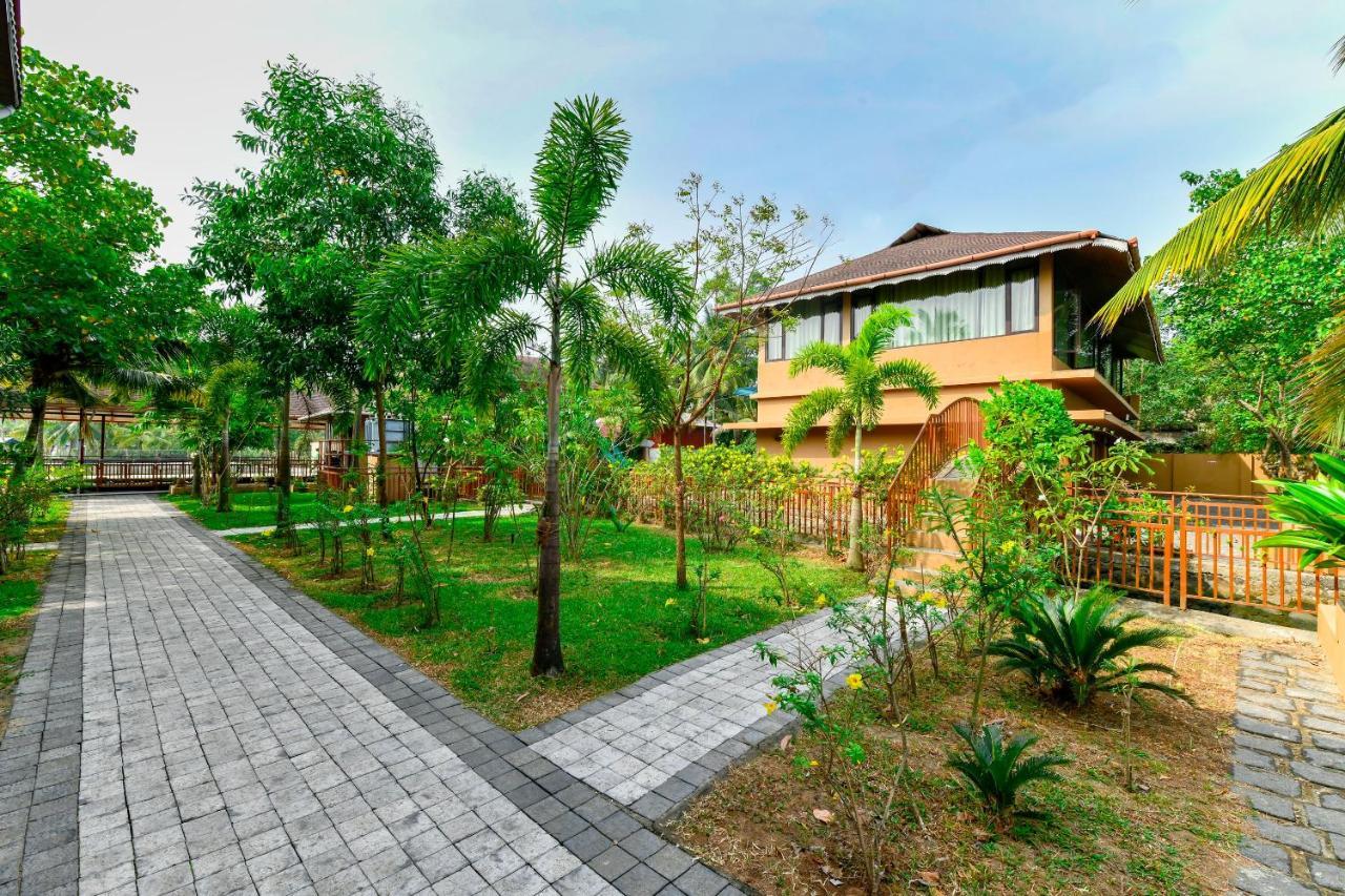 Grand Ayur Island Hotel Perumbalam Exterior photo